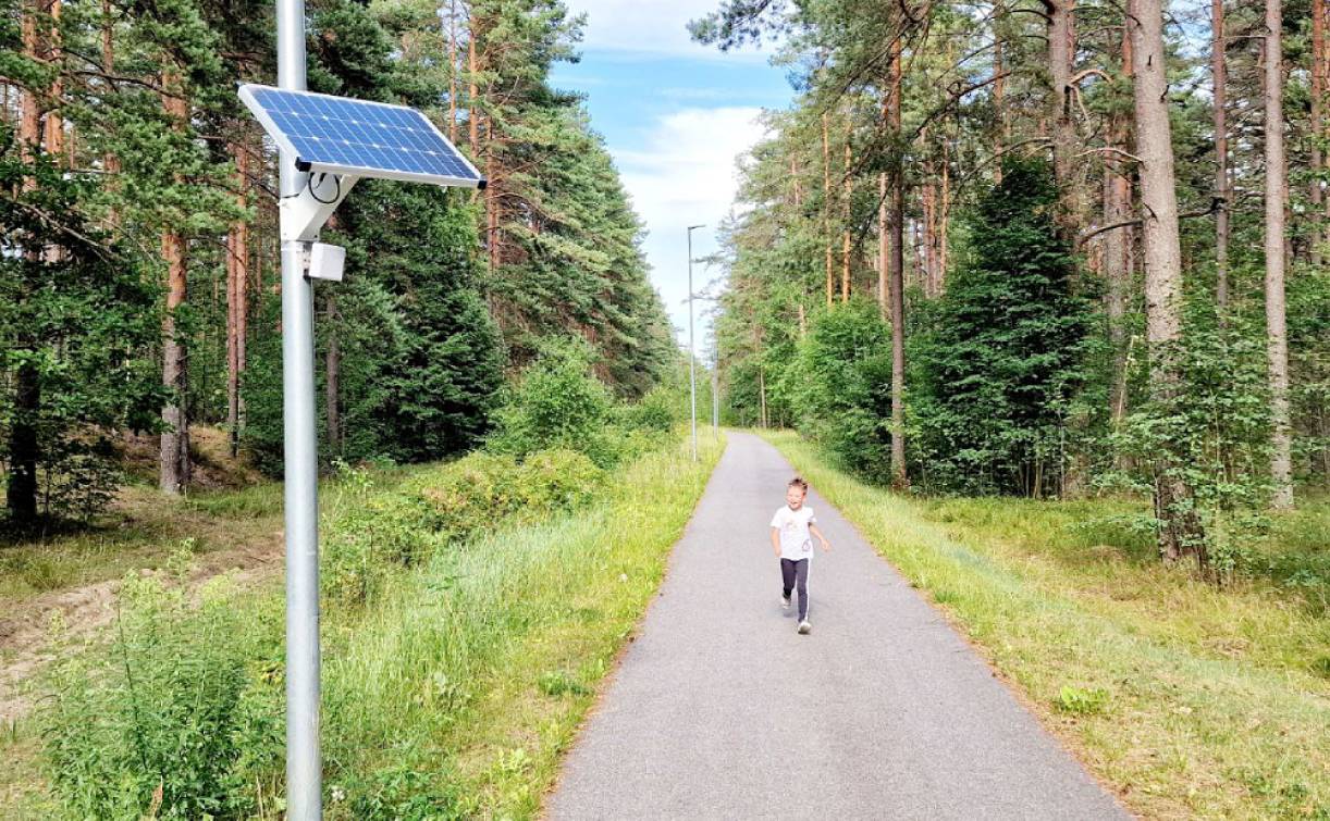 Installation radar alimentée par énergie solaire sur un sentier pédestre
