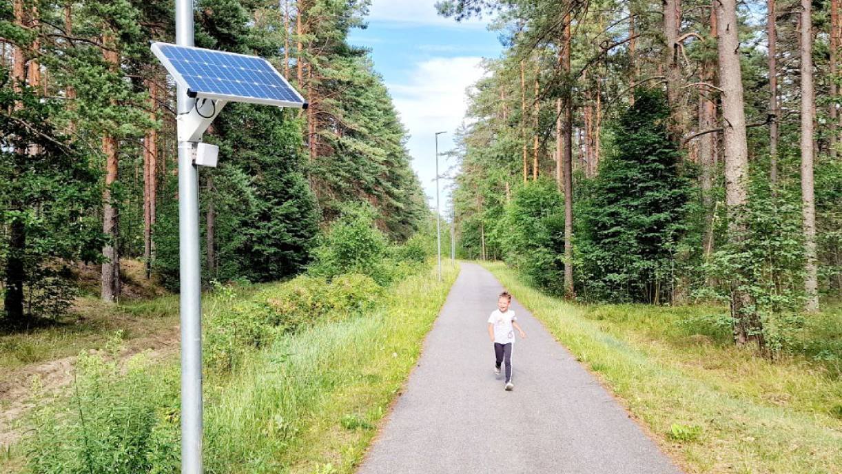 Installation sur poteau d’un capteur radar SensMax TAC-B dans un parc avec alimentation solaire en option