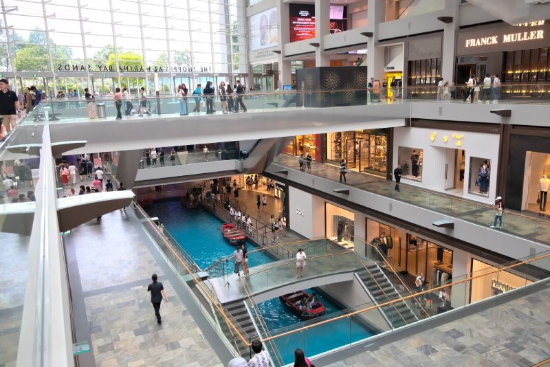 Amélioration des opérations des centres commerciaux grâce au capteur radar de comptage de personnes intérieur SensMax TAC-B 3D-W